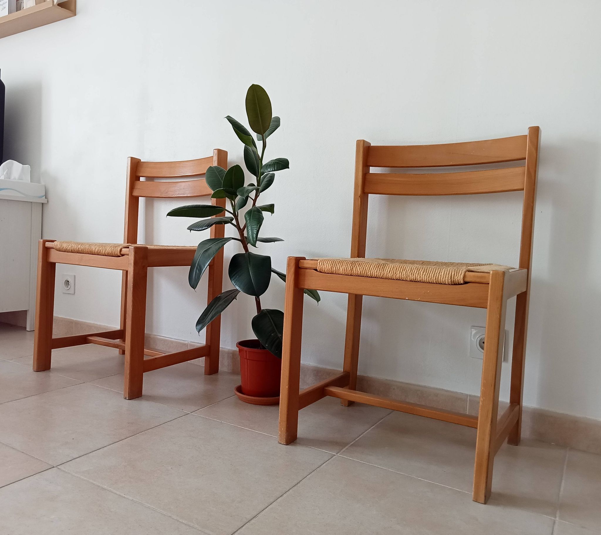 Set of 2 vintage chairs in solid elm and rush in the style of Regain/Asserbo.