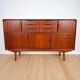Buffet en teck haut avec tiroirs et portes coulissantes – design scandinave des années 1960.