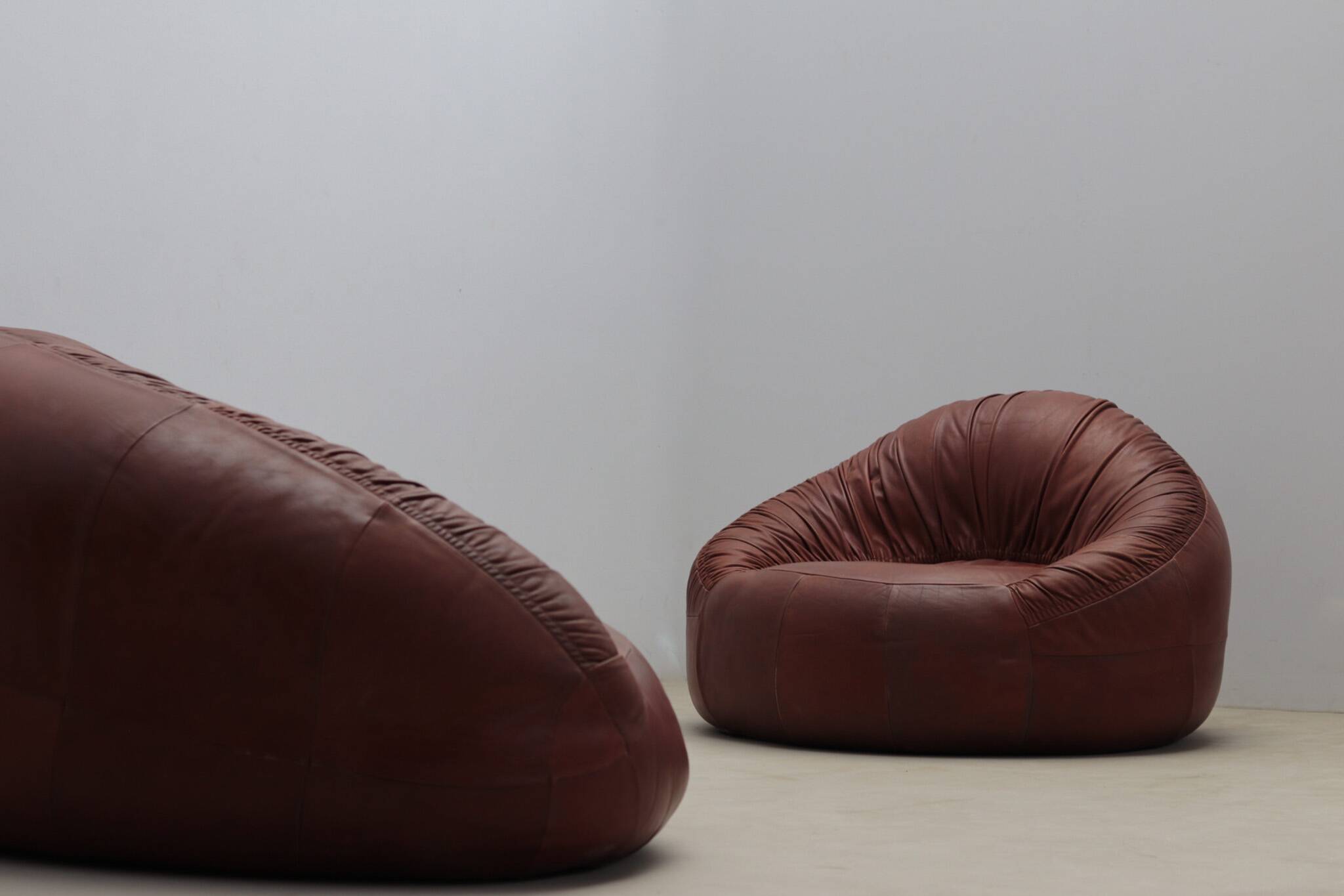 Canapé et fauteuil en cuir Pangolin par Egg Designs