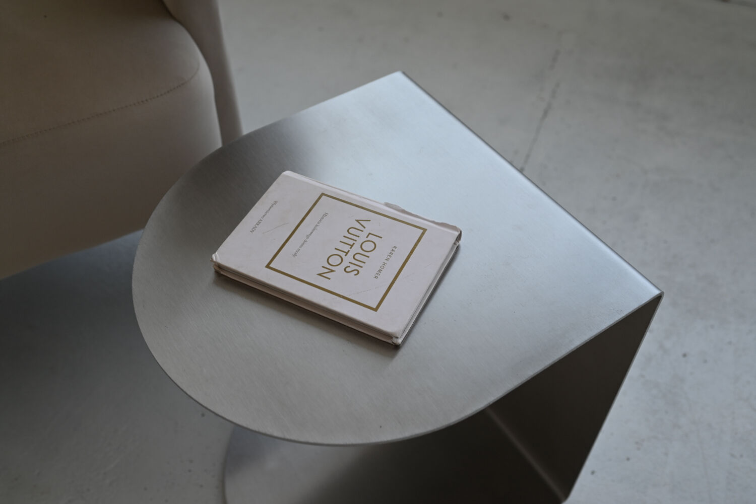 Table d'appoint en acier inoxydable en forme de C Veliento