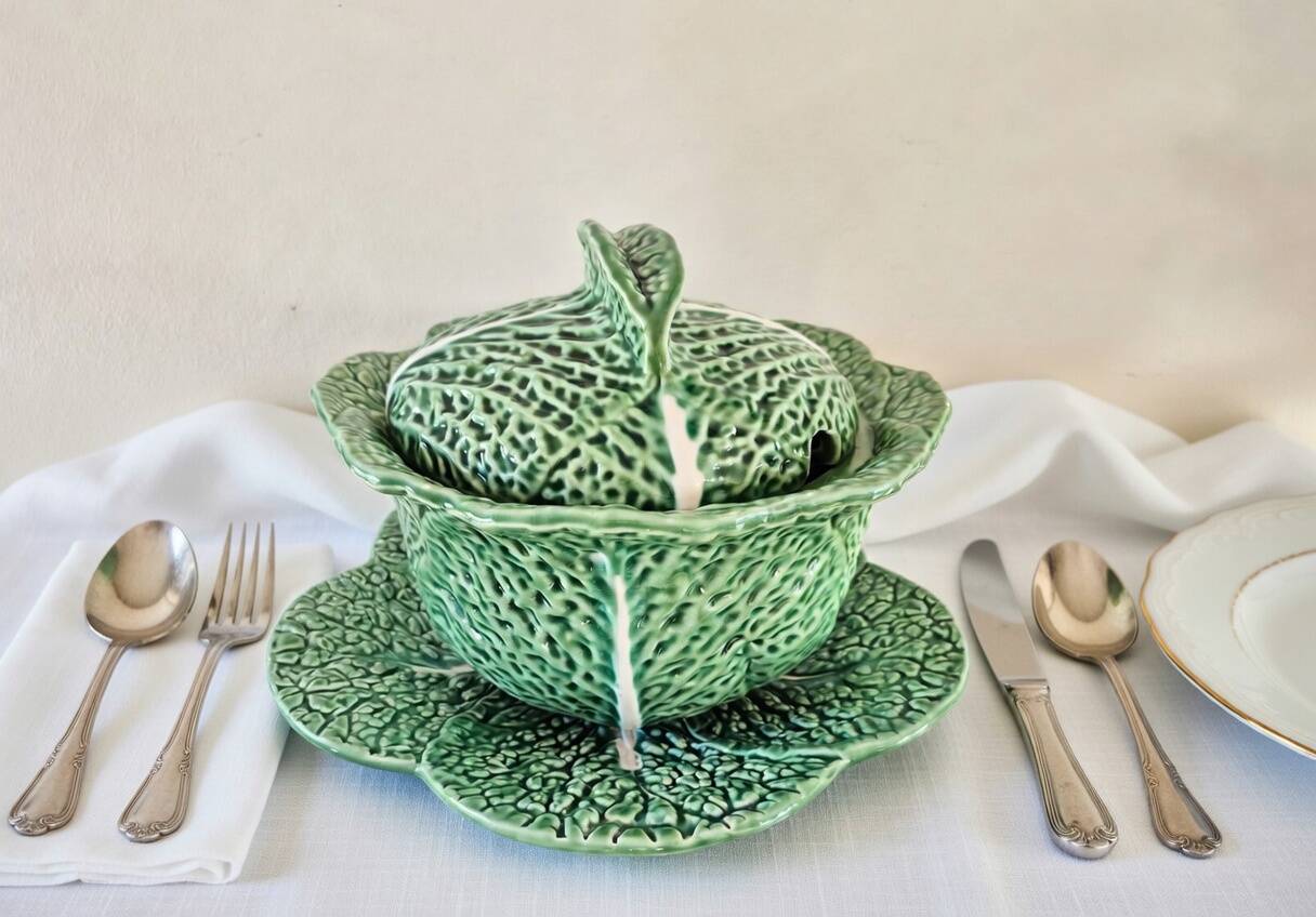 Plat et soupière  en barbotine, forme choux vert