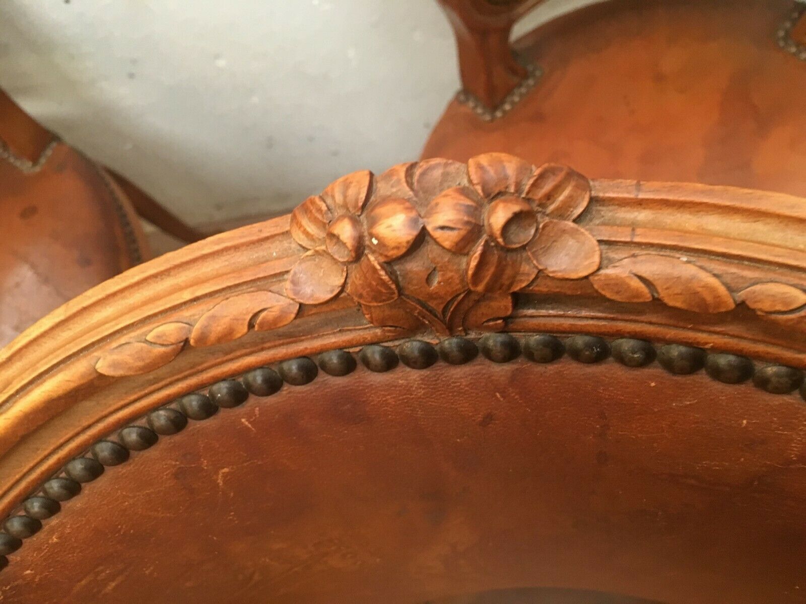 Suite de six chaises en noyer avec assises cuir, style Louis XV