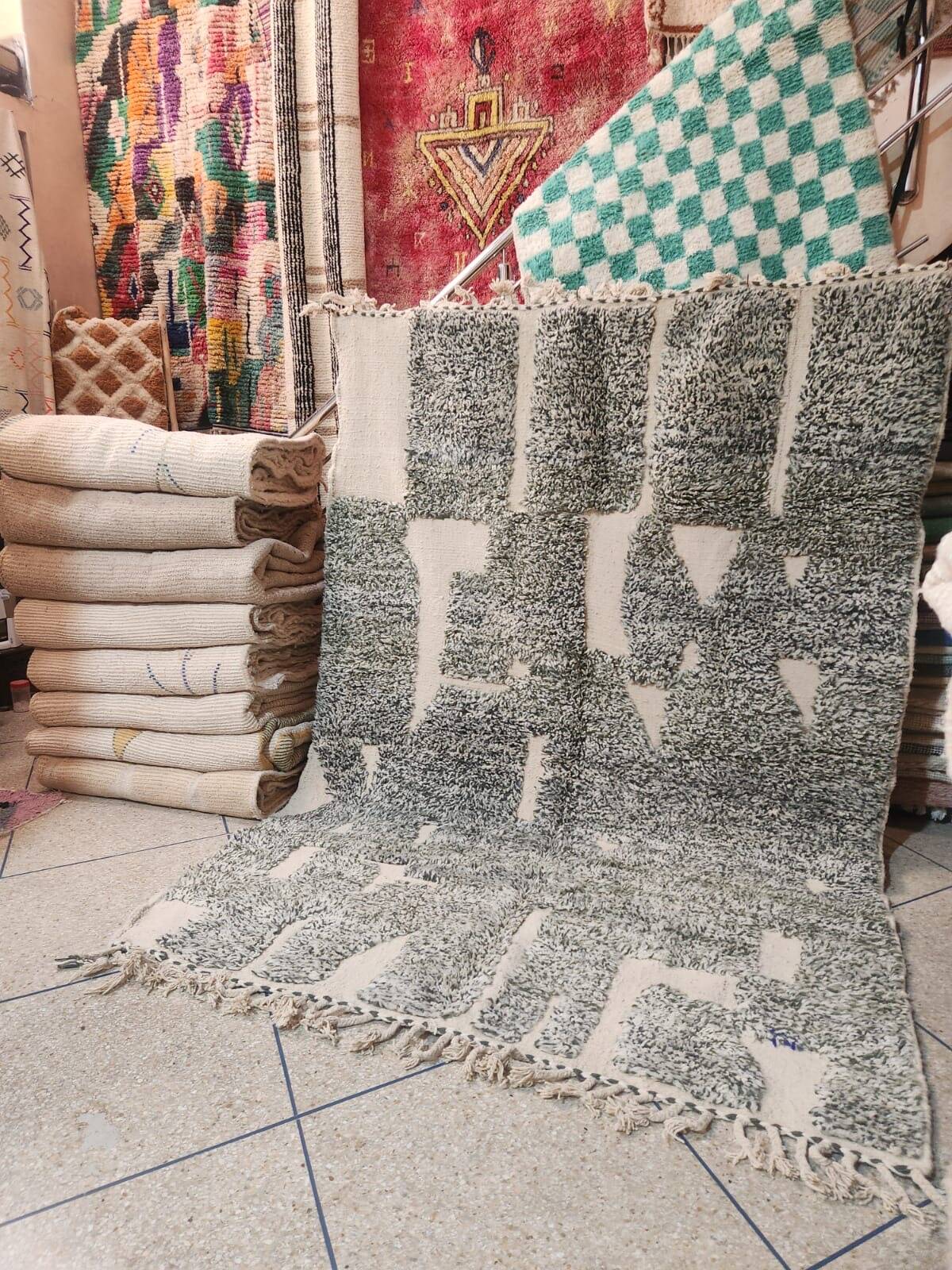Moroccan Berber rug, grey and cream wool, 300x200 cm, large size with geometric patterns.