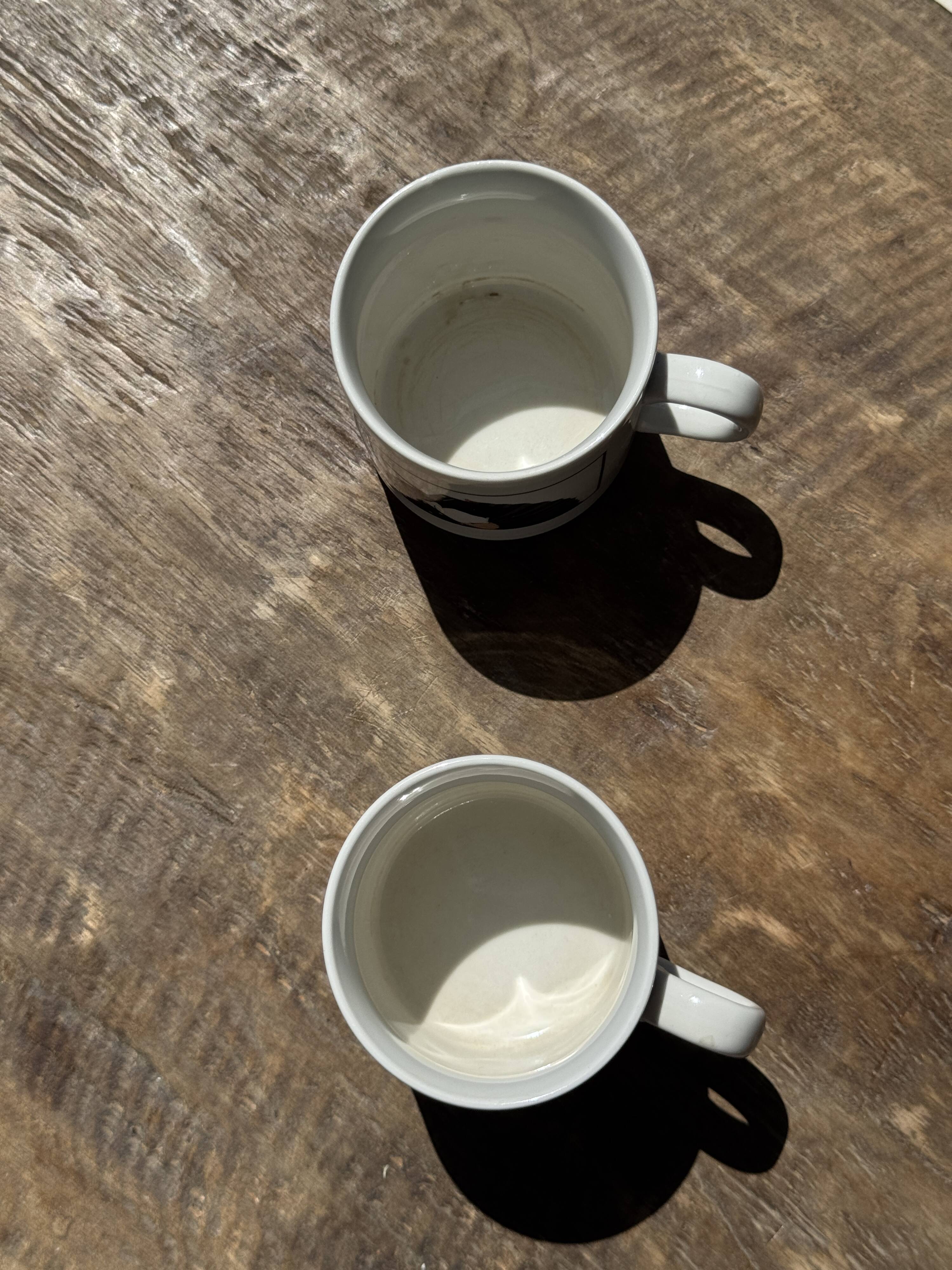 Pair of mugs with stylized Italian women motifs