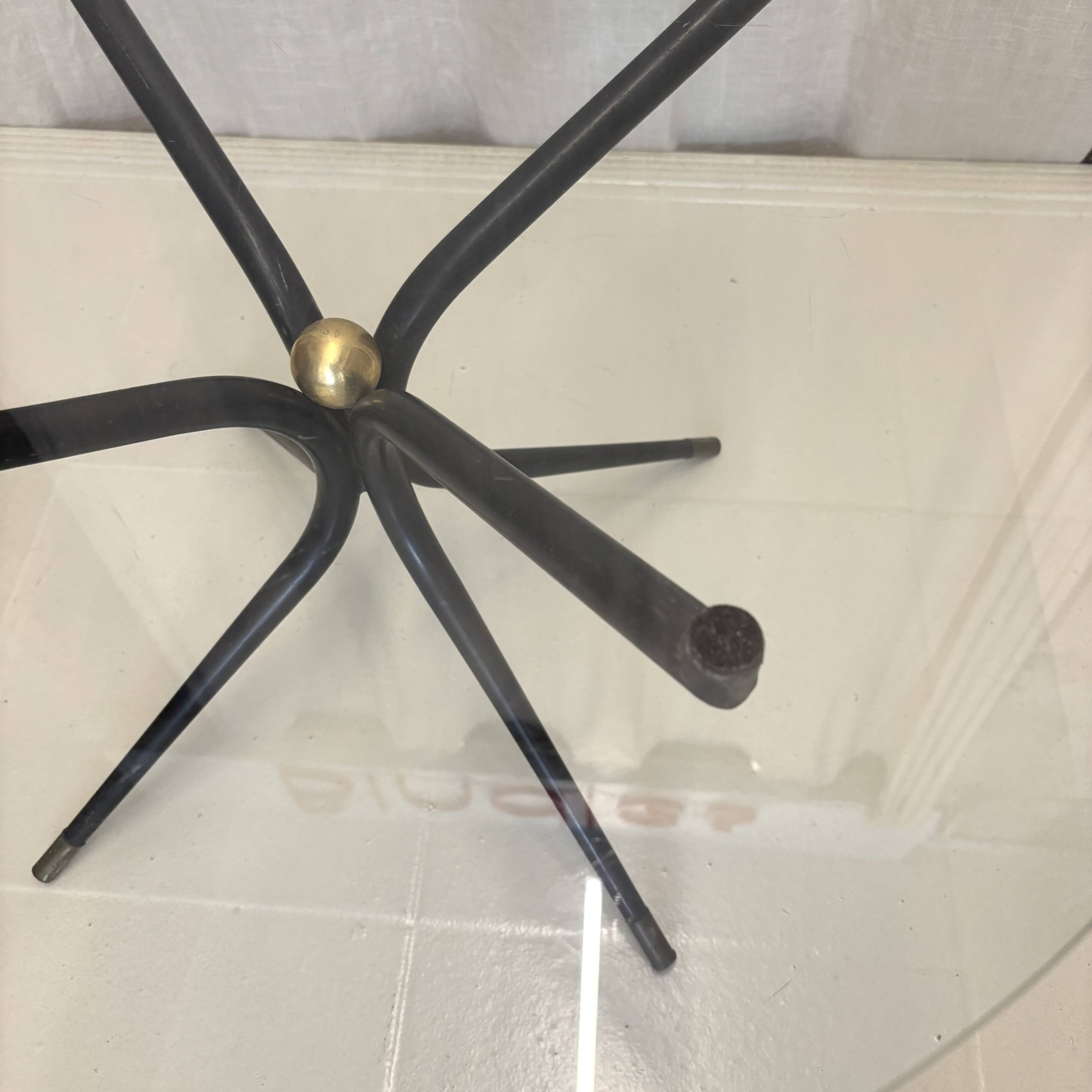 Table basse en verre et laiton, années 50