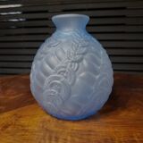 Vases art déco en persglas bleu givré avec décor floral