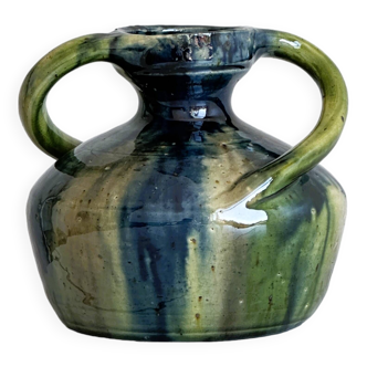 Vase en céramique à deux anses avec un motif dégradé de bleu et vert.