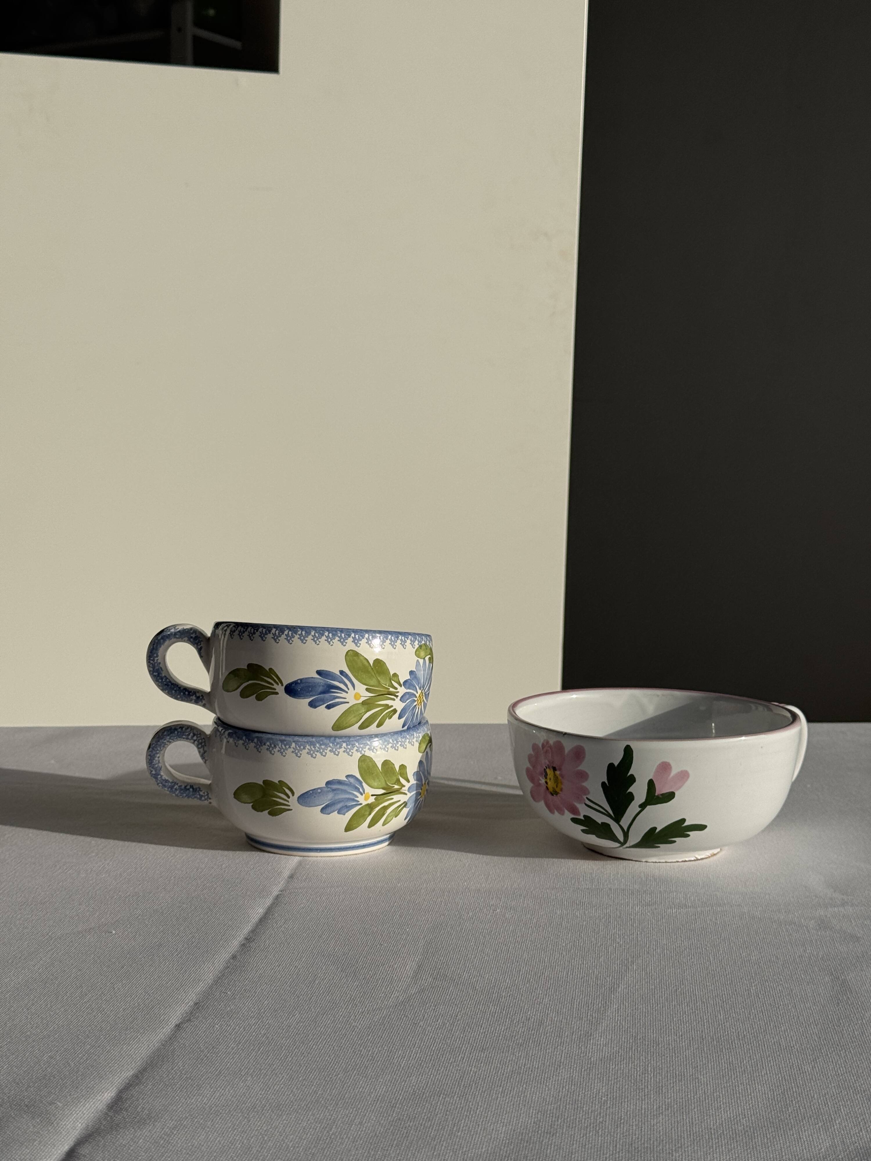 Large earthenware cup with pink trim and pink flower pattern H7 D15