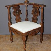 Fauteuil d'angle à décor d'ange sculpté en noyer XIX