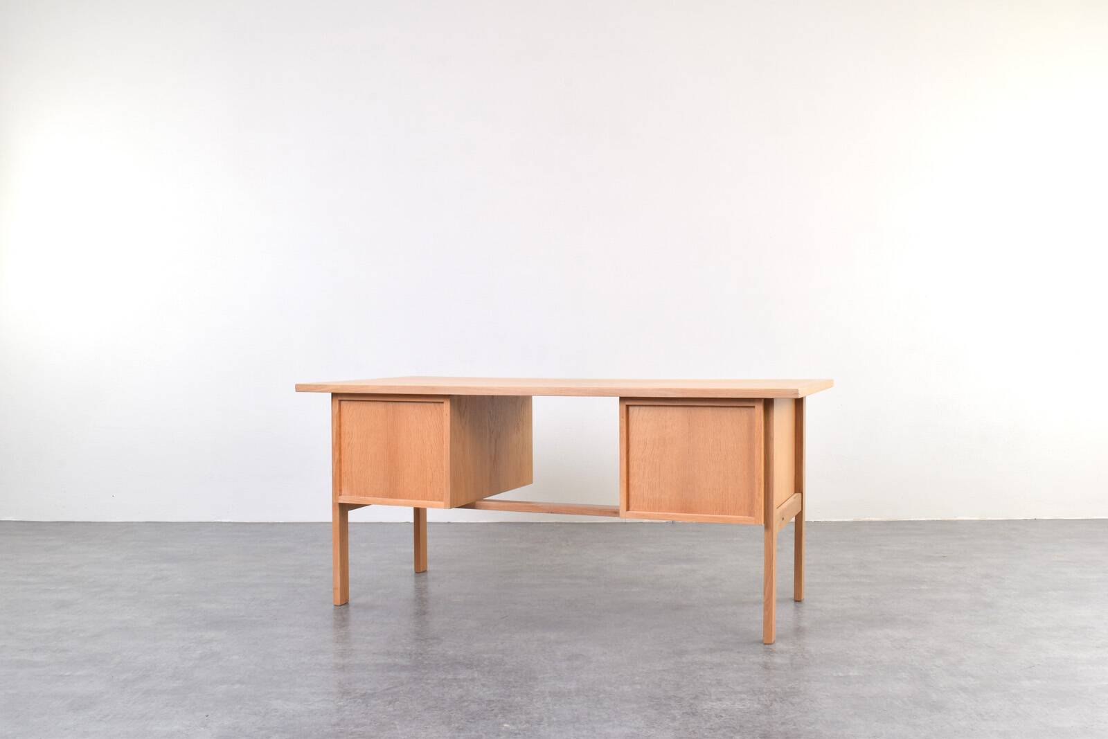 Bureau en chêne du milieu du siècle par Svend Åge Madsen pour Sigurd Hansen, années 1960.