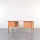 Bureau en chêne du milieu du siècle par Svend Åge Madsen pour Sigurd Hansen, années 1960.
