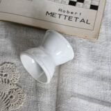 Coquetier diabolo ancien en faïence blanche