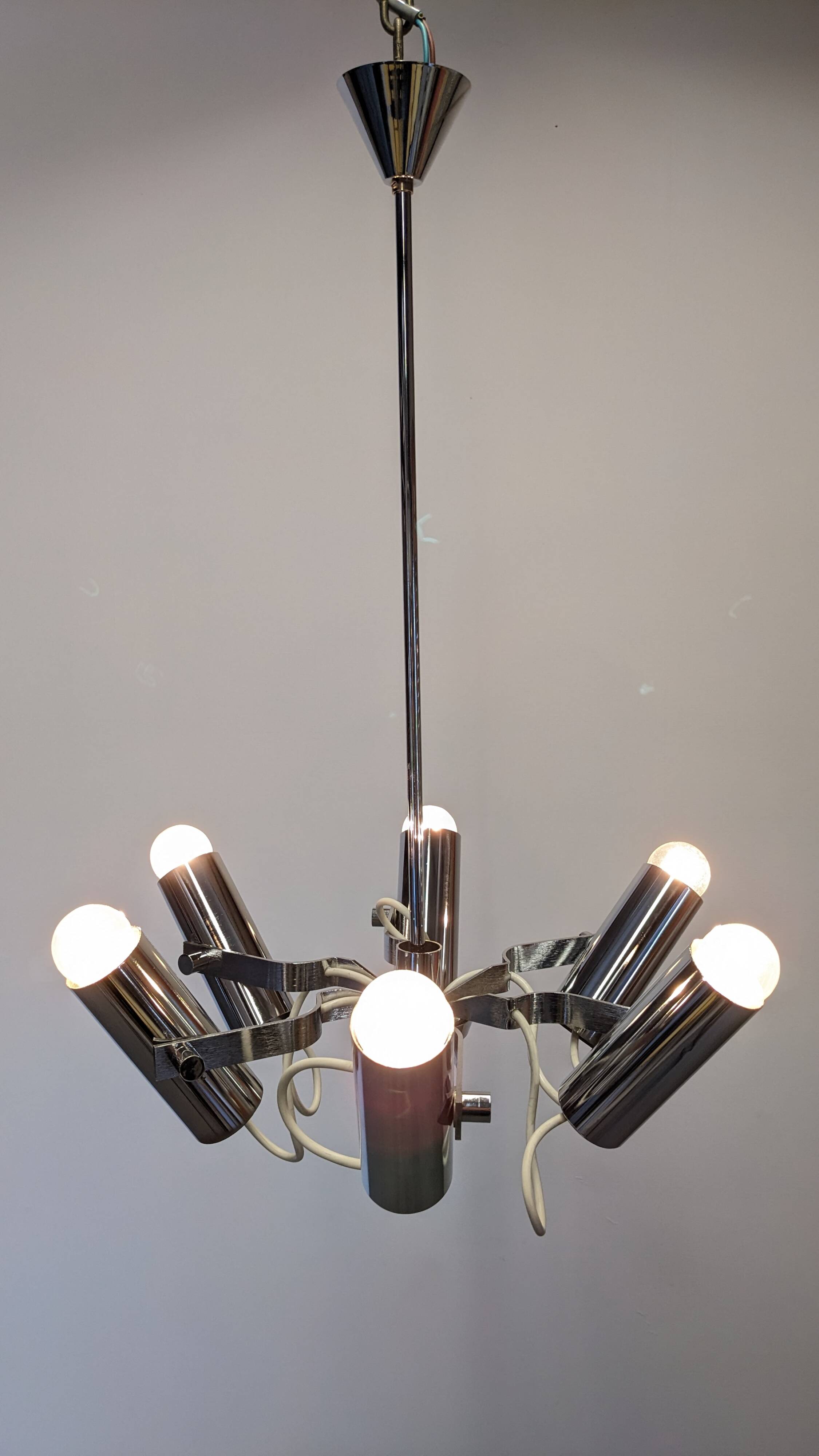 Modernist chandelier with 6 spots in chrome metal, France circa 1970.