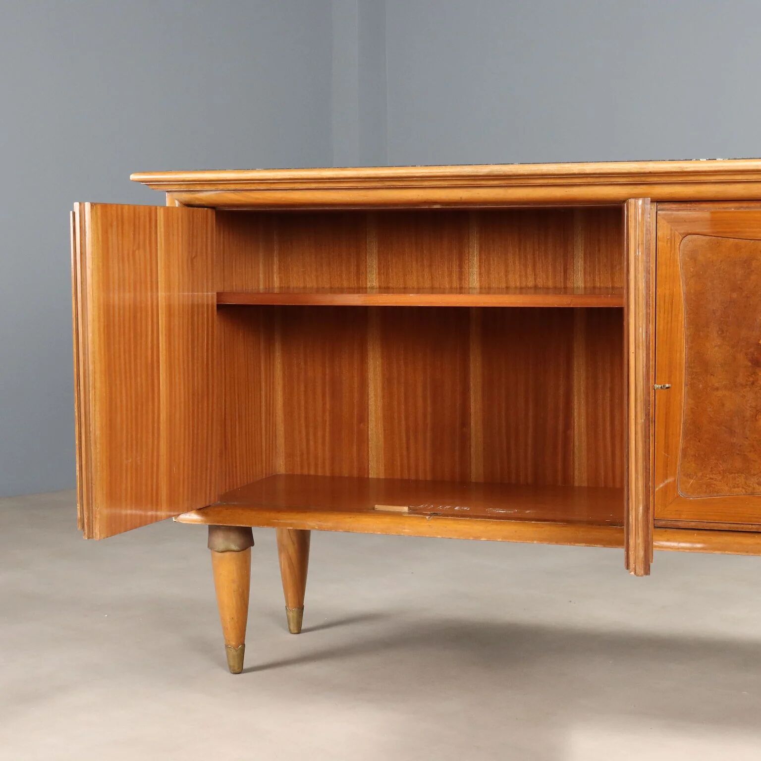 Vintage buffet in walnut veneer and burl, 1950s design.