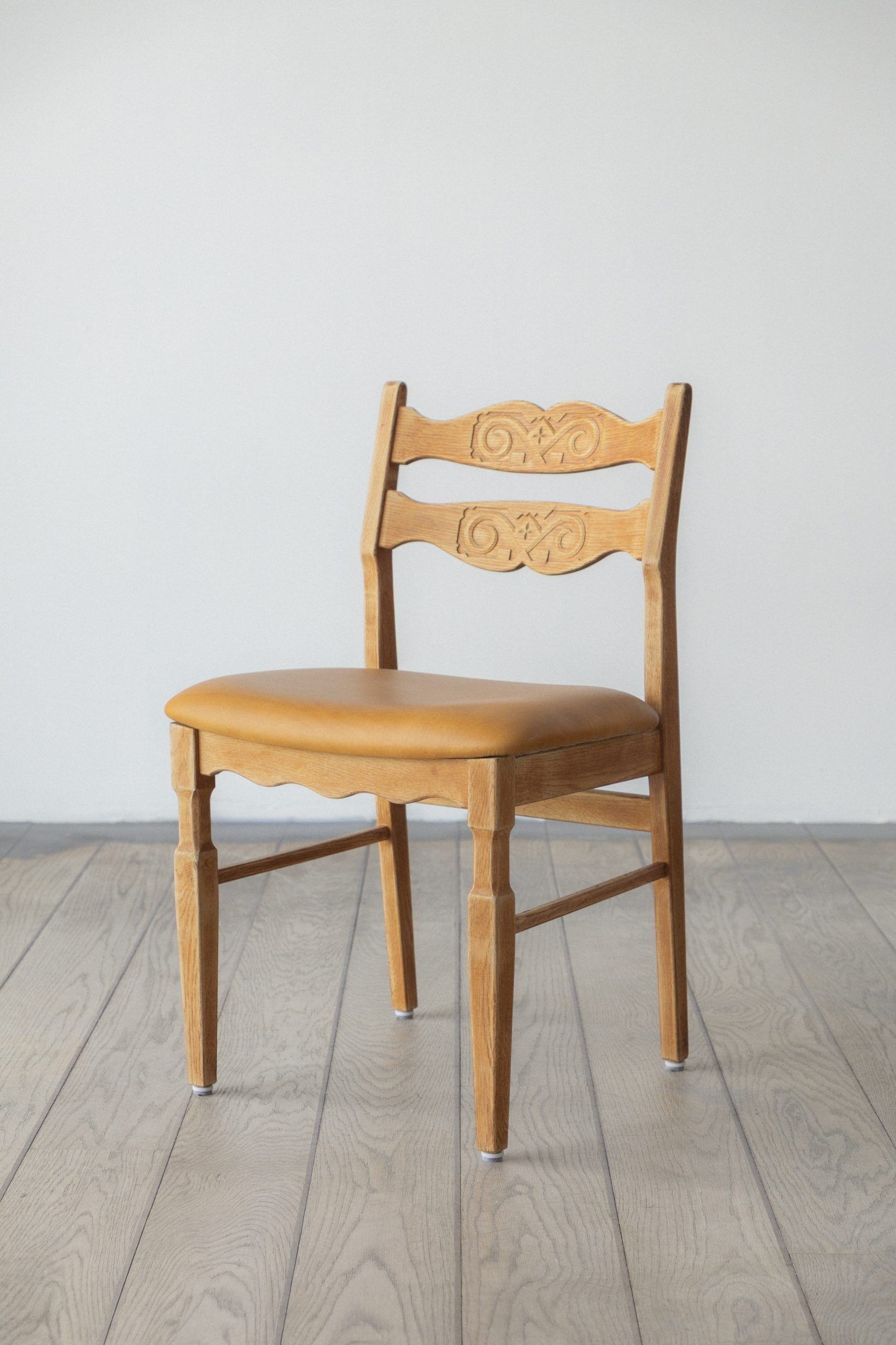 Henning Kjærnulf, chaise de salle à manger en chêne massif (ensemble de sept)