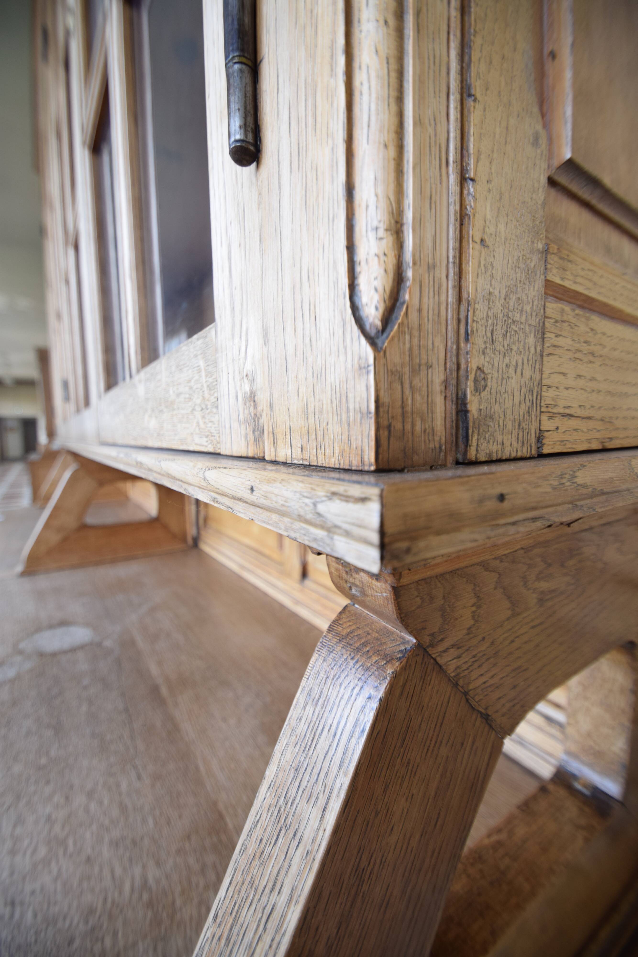 Glass library of a medical school in solid oak from the 1950s.
