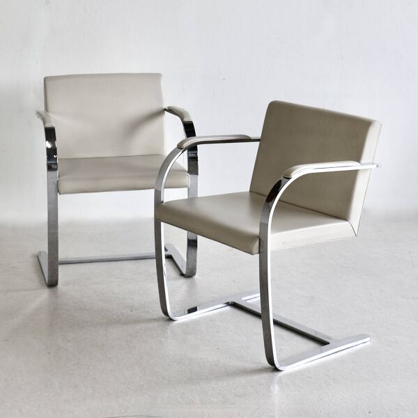 Une série de huit fauteuils BRNO de Mies Van Der Rohe, années 80