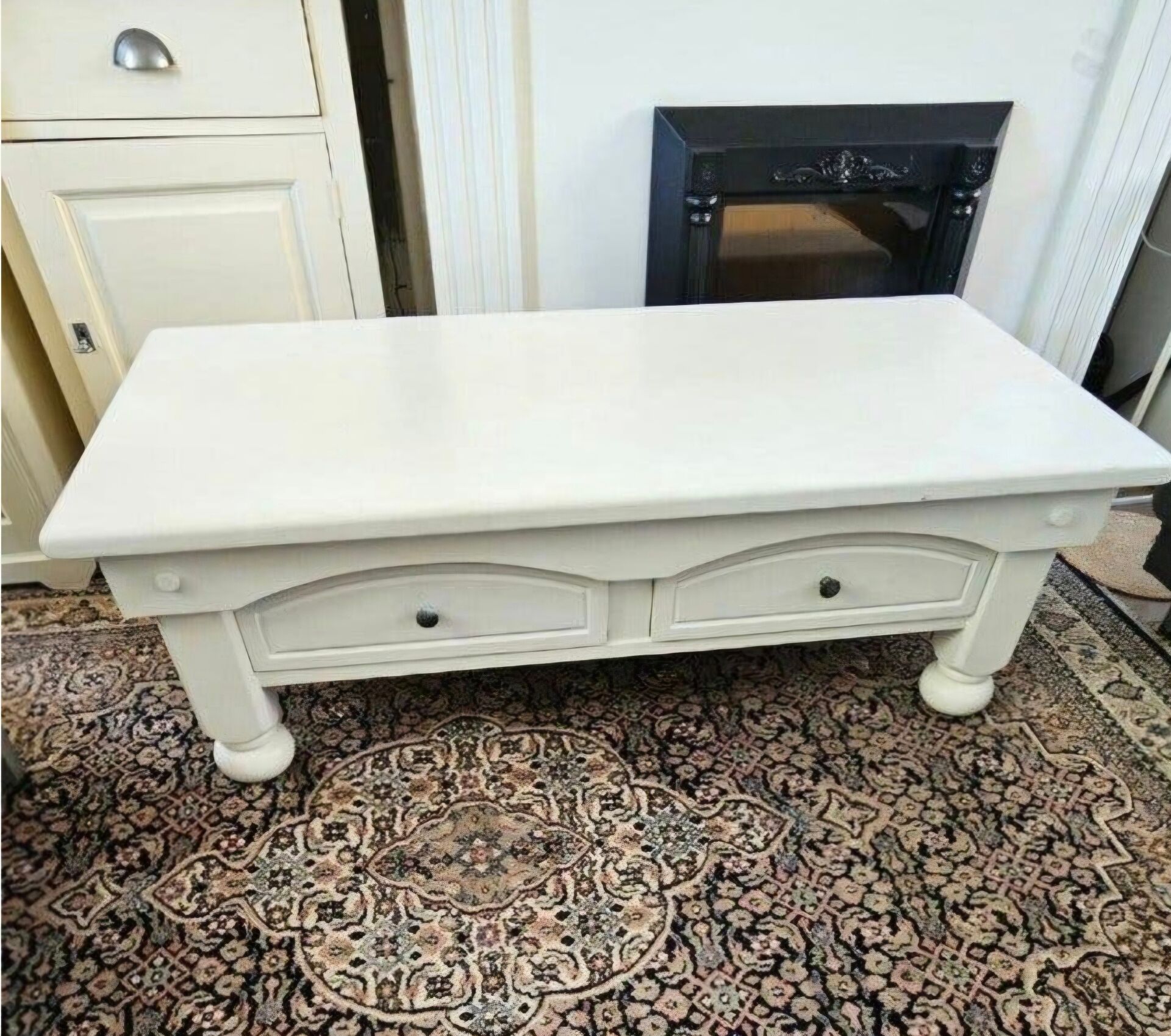 Stylish Country-Style Coffee Table (Antique White) – Great Condition