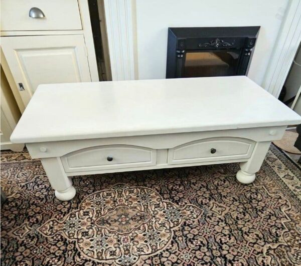 Table basse de style campagnard élégante (blanc antique) – En très bon état