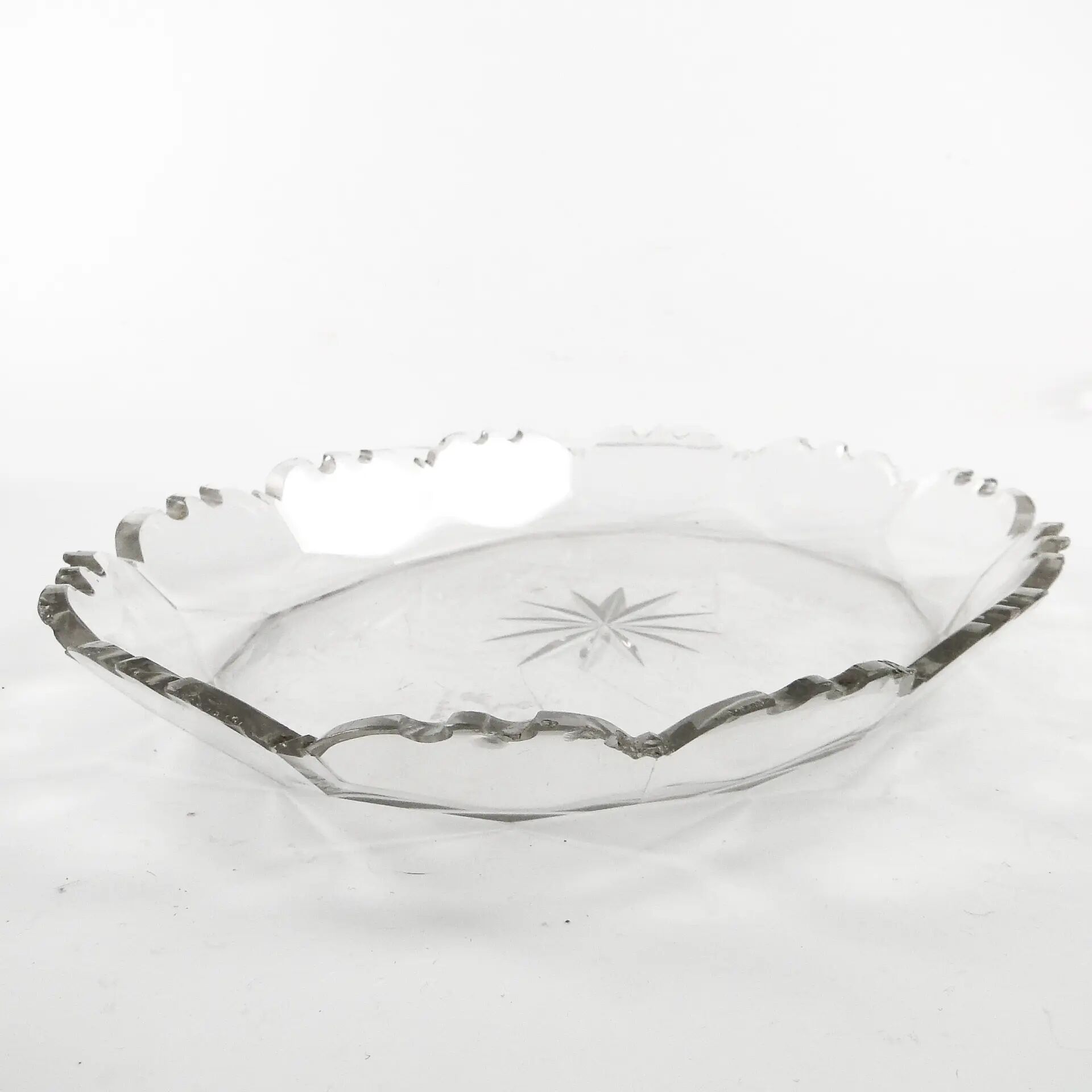 Plat Biedermeier, cristal transparent, République tchèque, 19e siècle
