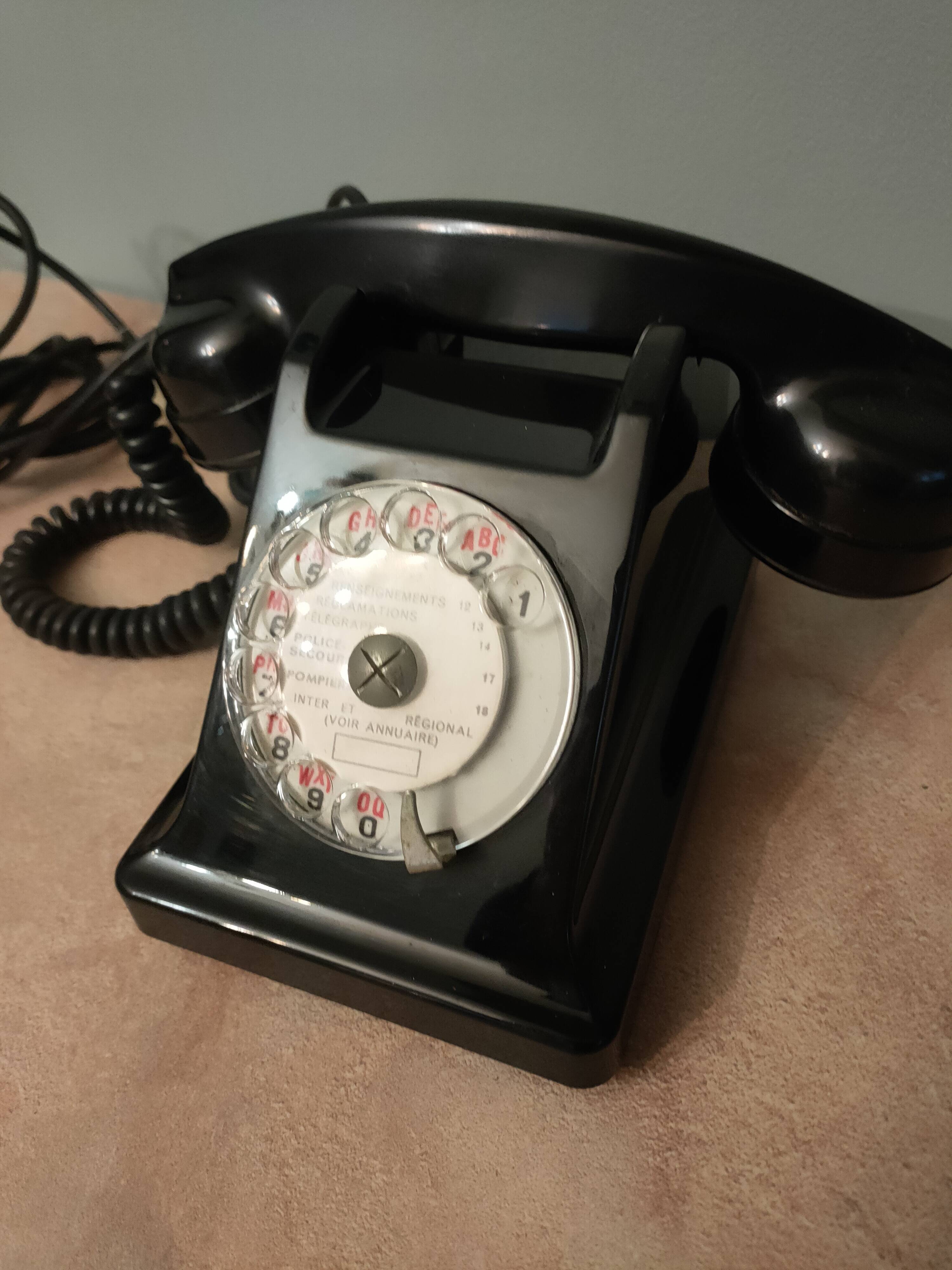 telephone from the 50s in black bakelite