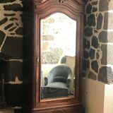 Mirror cabinet with pediment
