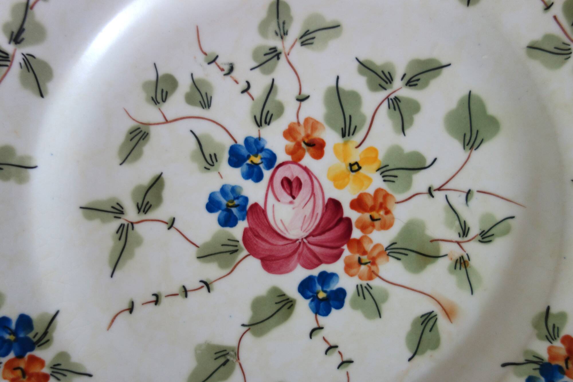 12 anciennes assiettes à dessert Longchamp décor fleuri