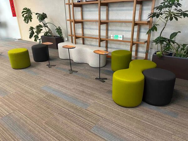 Pouf double organique ''Cacahuète'' en tissu mat vert olive – Design Con