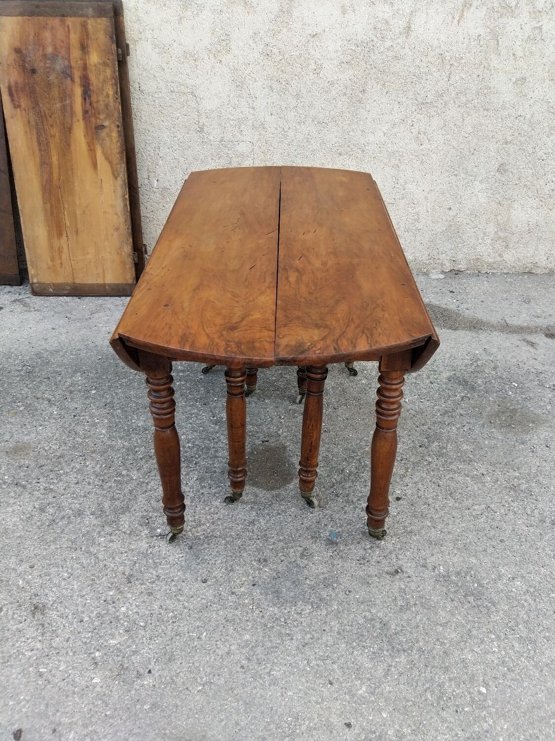 Extending table with 8 legs