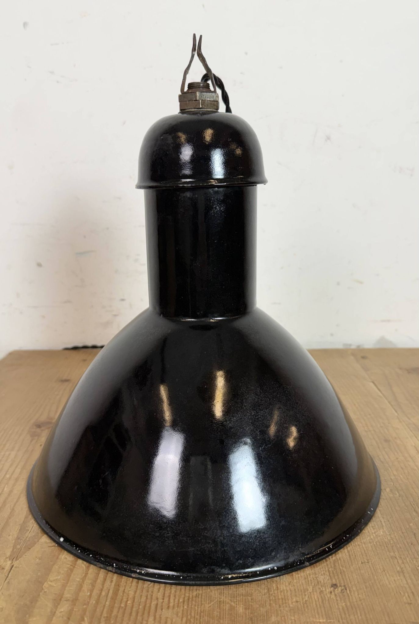 Lampe suspendue industrielle en émail noir de AEG, années 1930