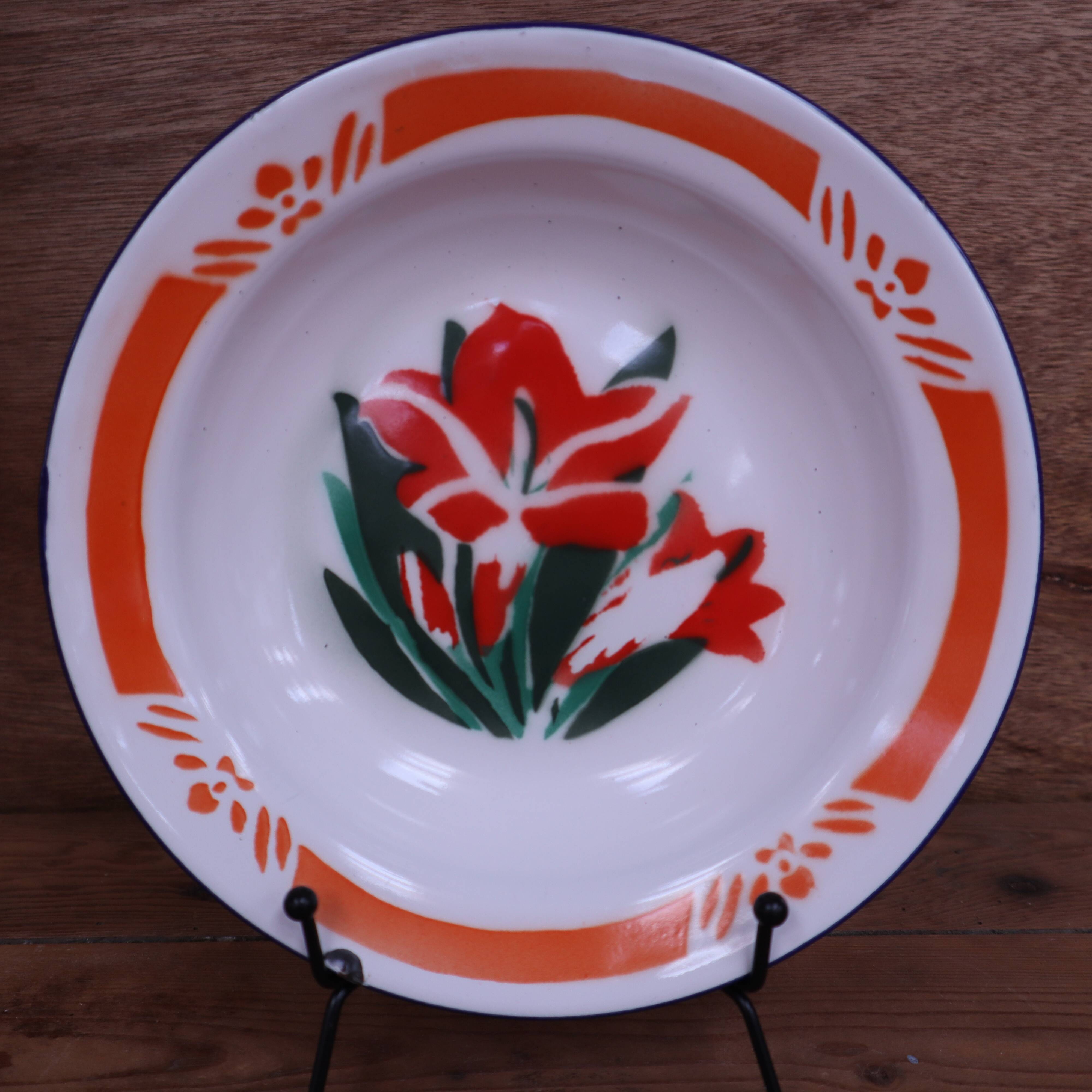 Vintage hollow plate in Chinese enamelled tin.