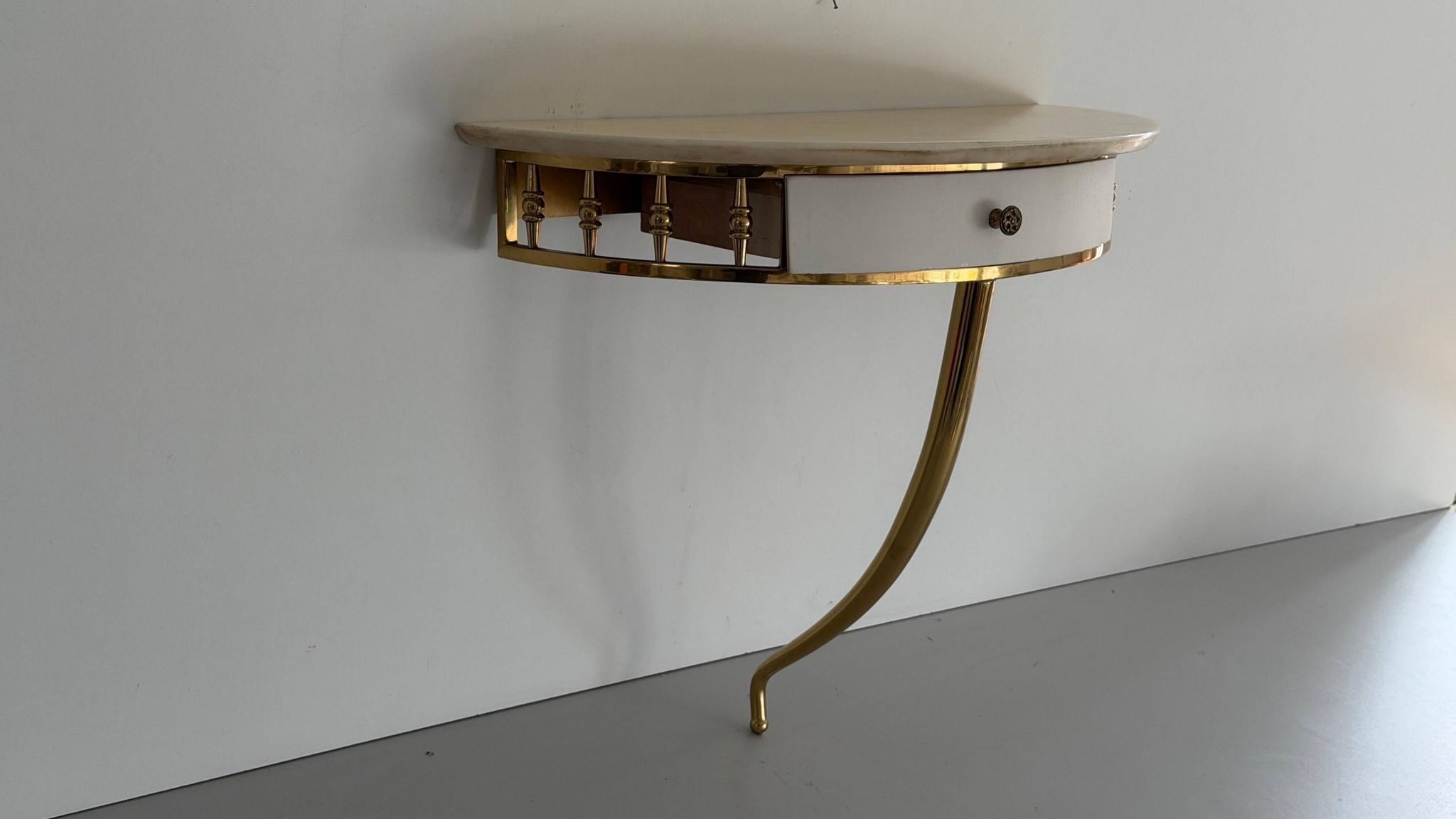 Console murale flottante avec tiroir, corps en laiton et plateau en marbre, années 1960, Italie