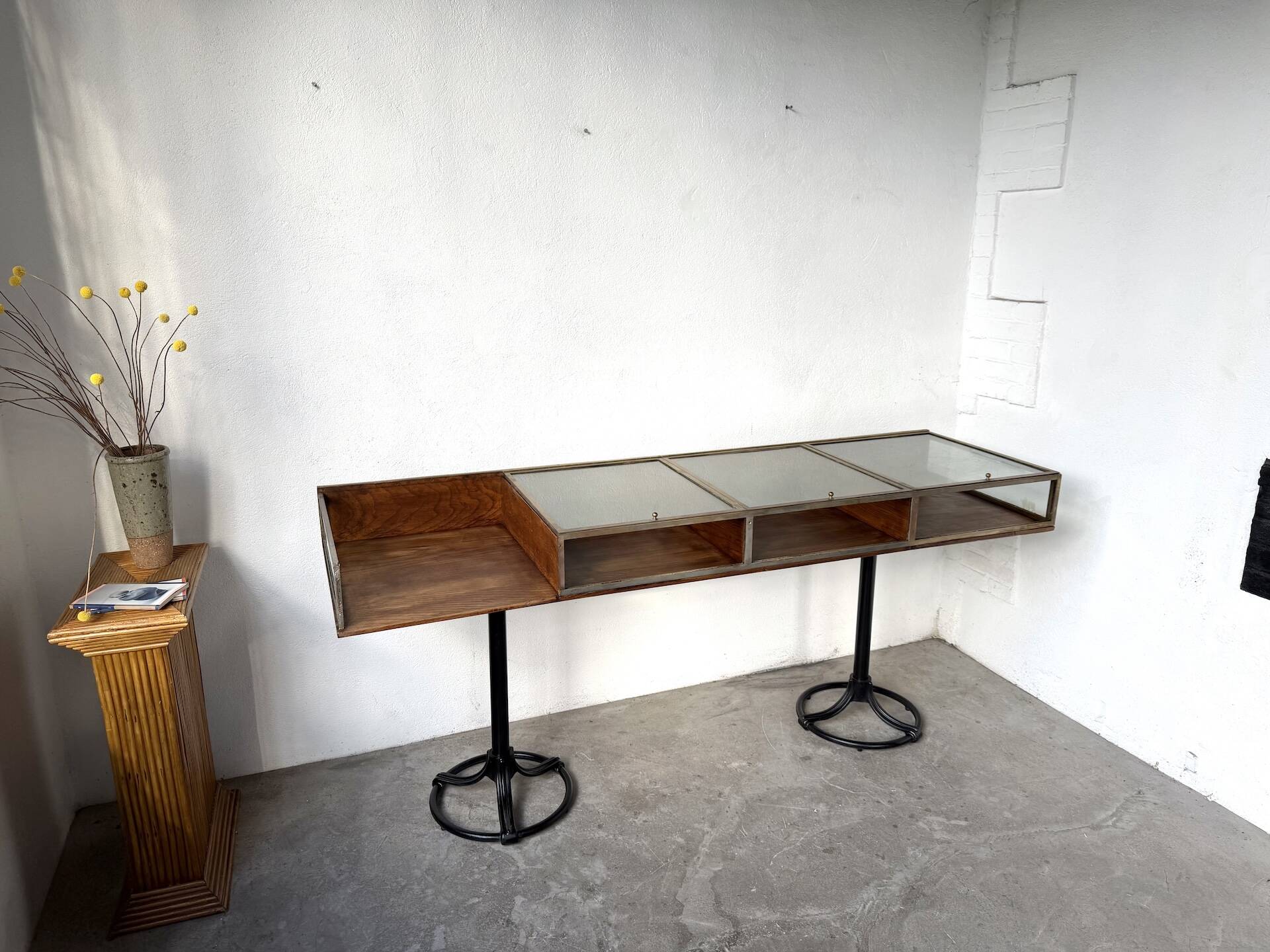 Oak and brass-mounted display cabinet on legs – Circa 1950