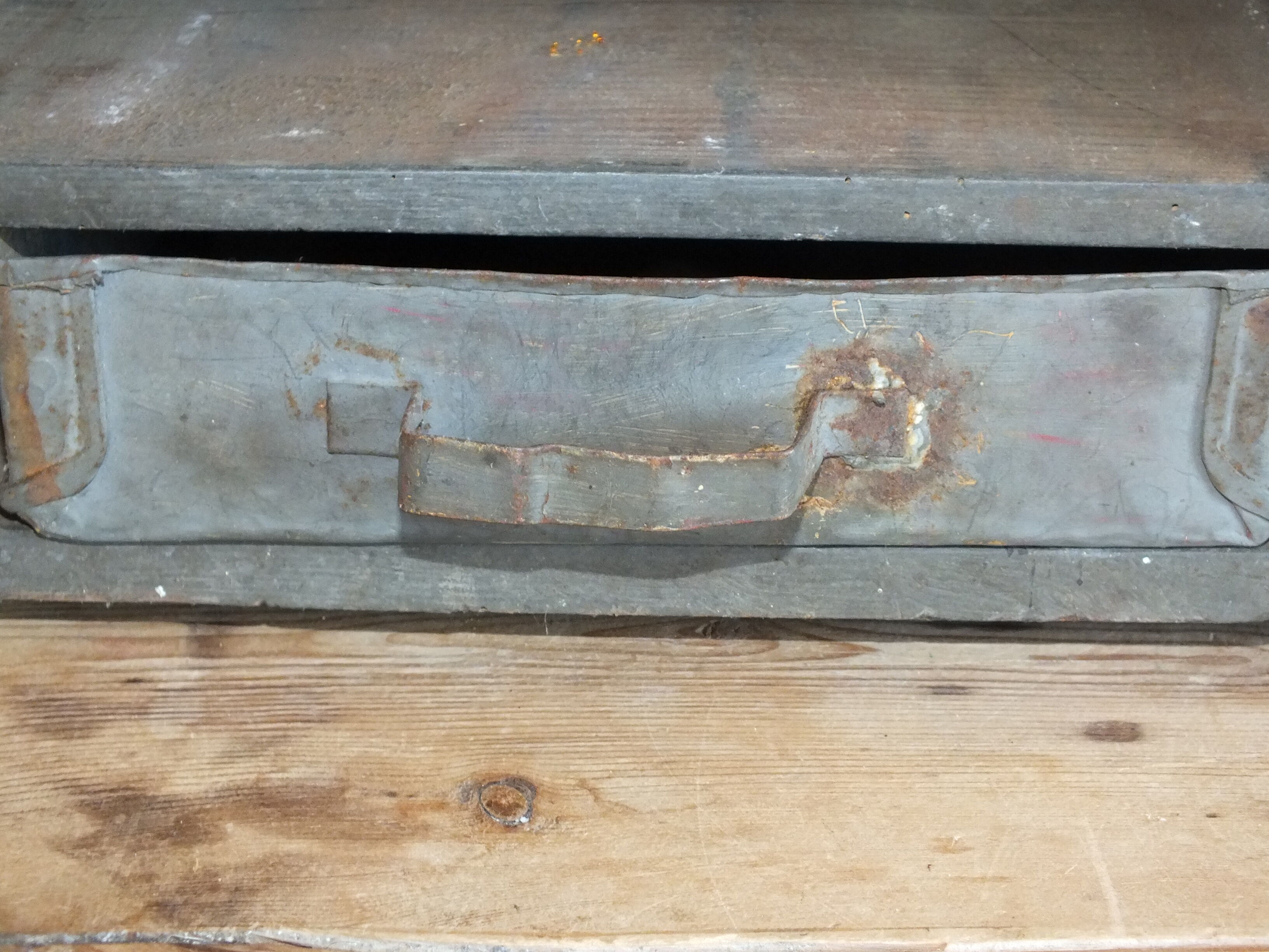 Garage or workshop furniture with drawers in cans