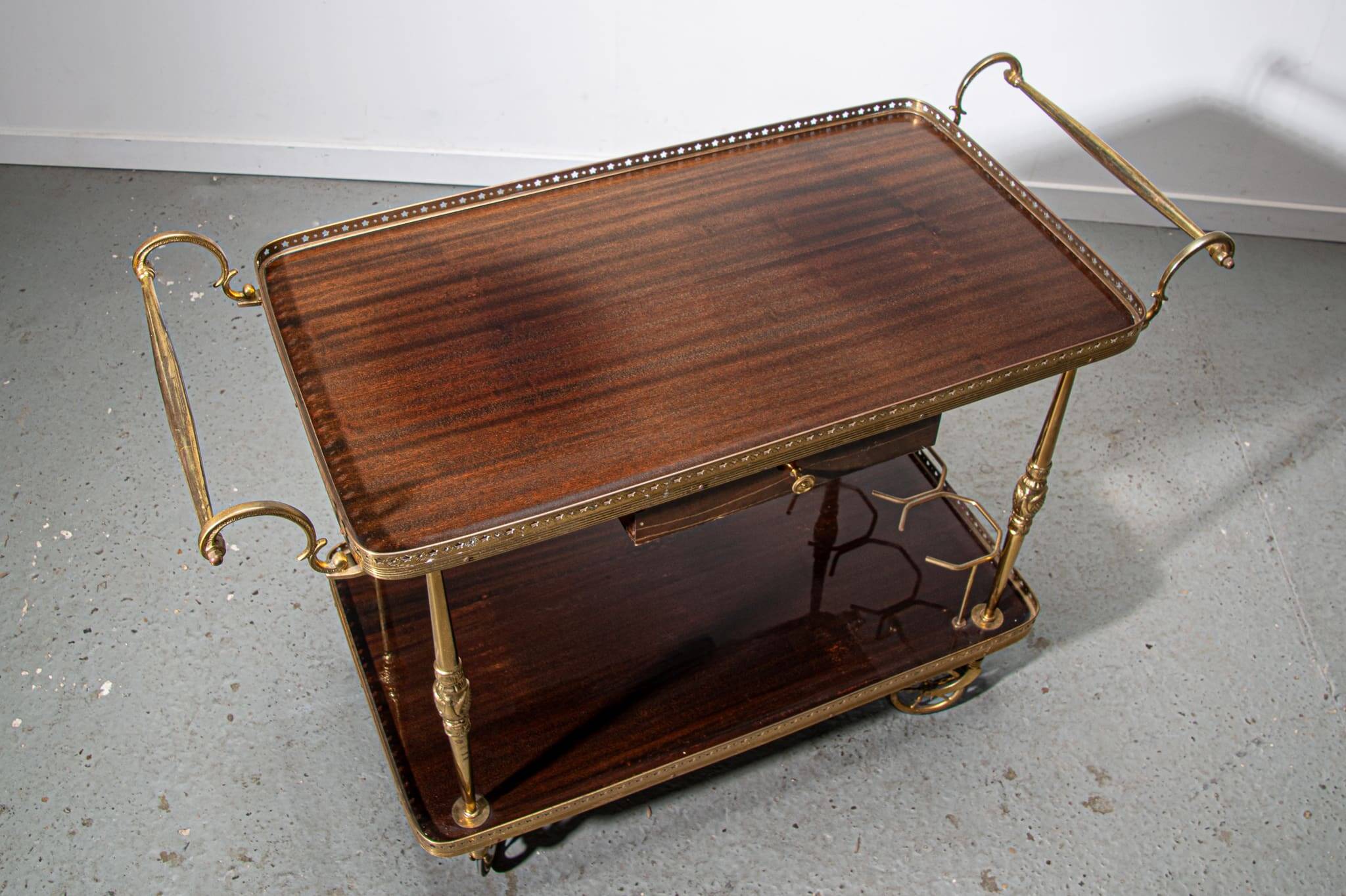 Desserte en acajou et laiton vers 1950