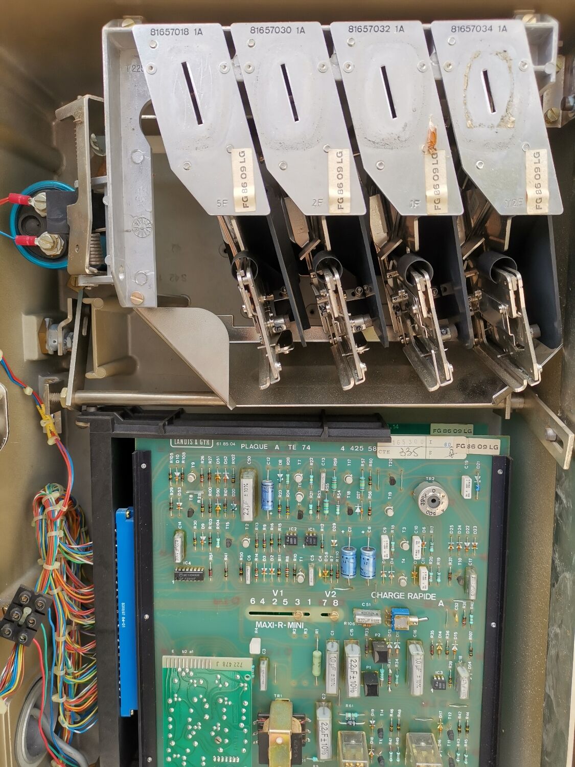 Coin-operated cabin payphone