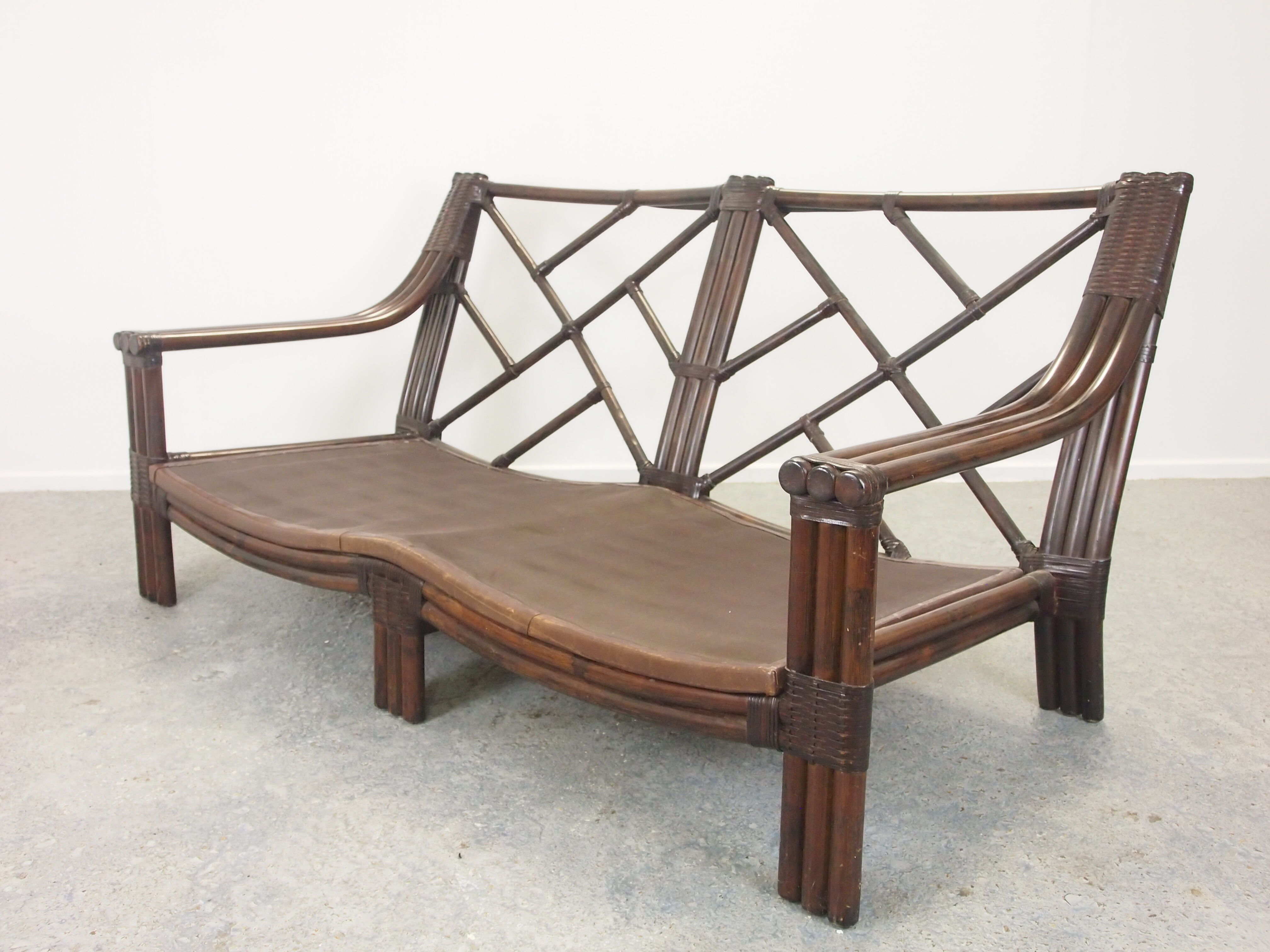 Canapé boho 2 places vintage du milieu du siècle avec coussins en cuir