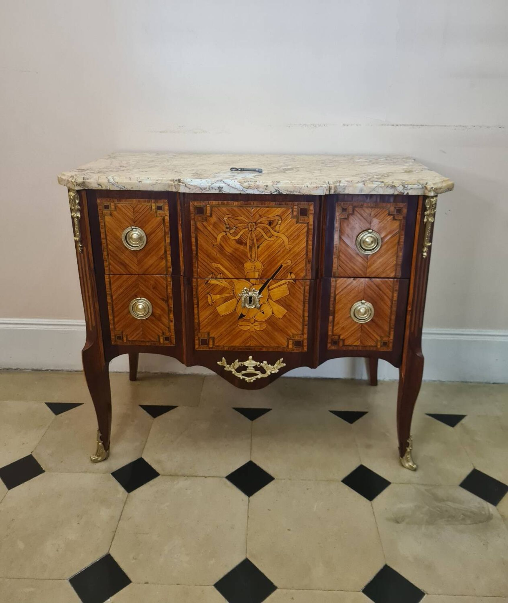 Transition period chest of drawers
