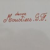 Plat en faïence signé Moustiers
