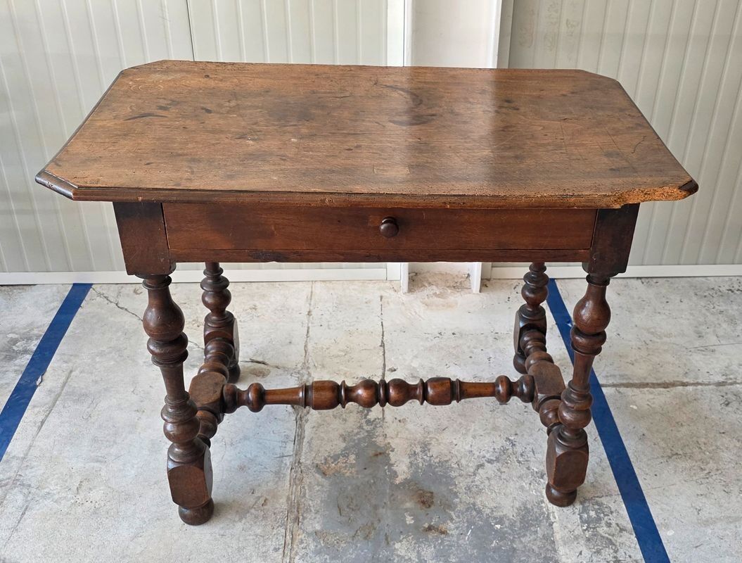 Small antique desk with drawer.