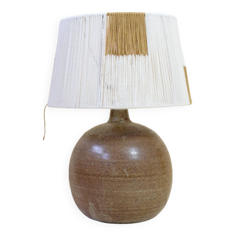 Lampe boule en grès et son abat-jour en fils de coton.