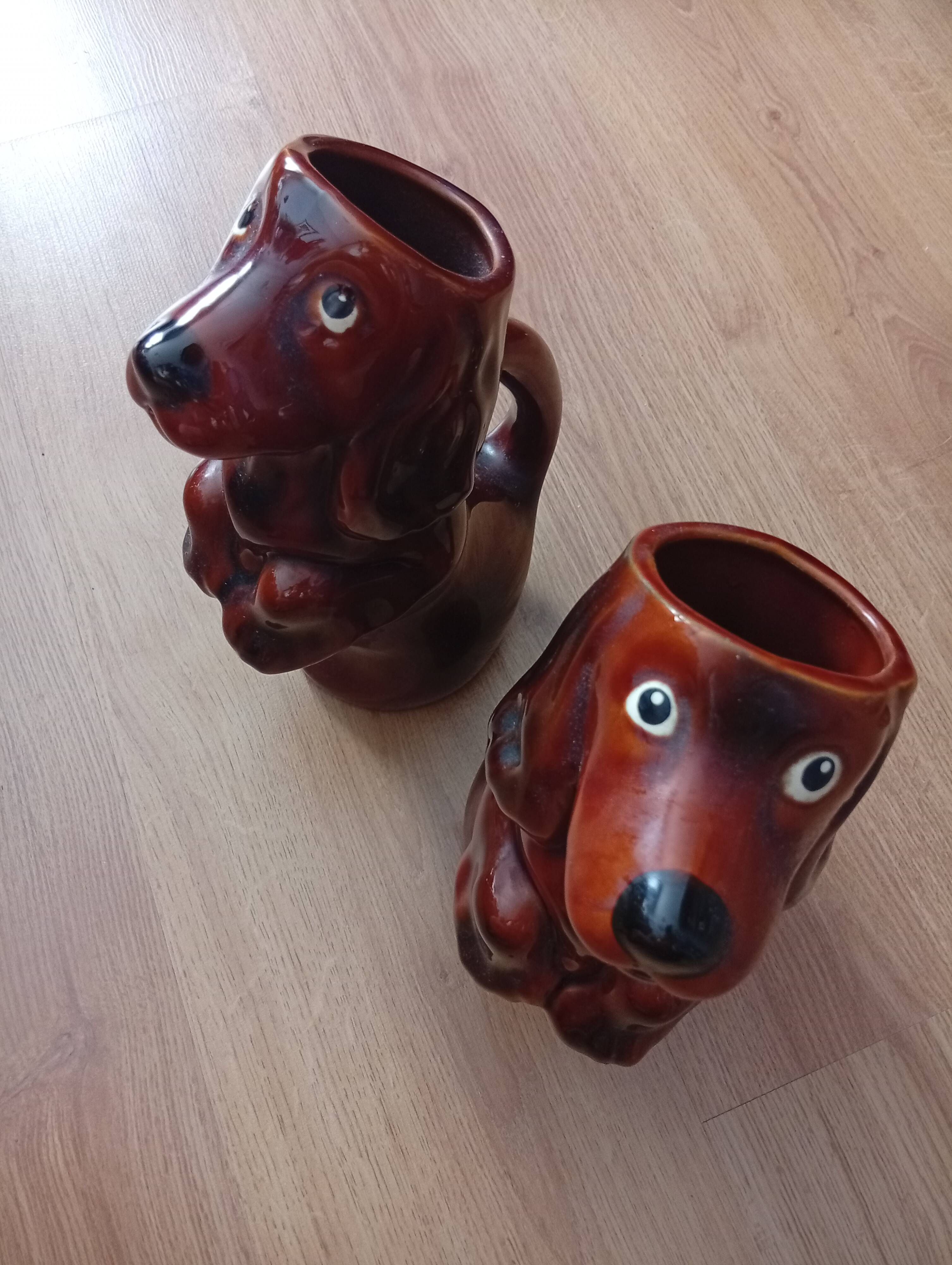 Lot de 2 pichets en barbotine forme chien