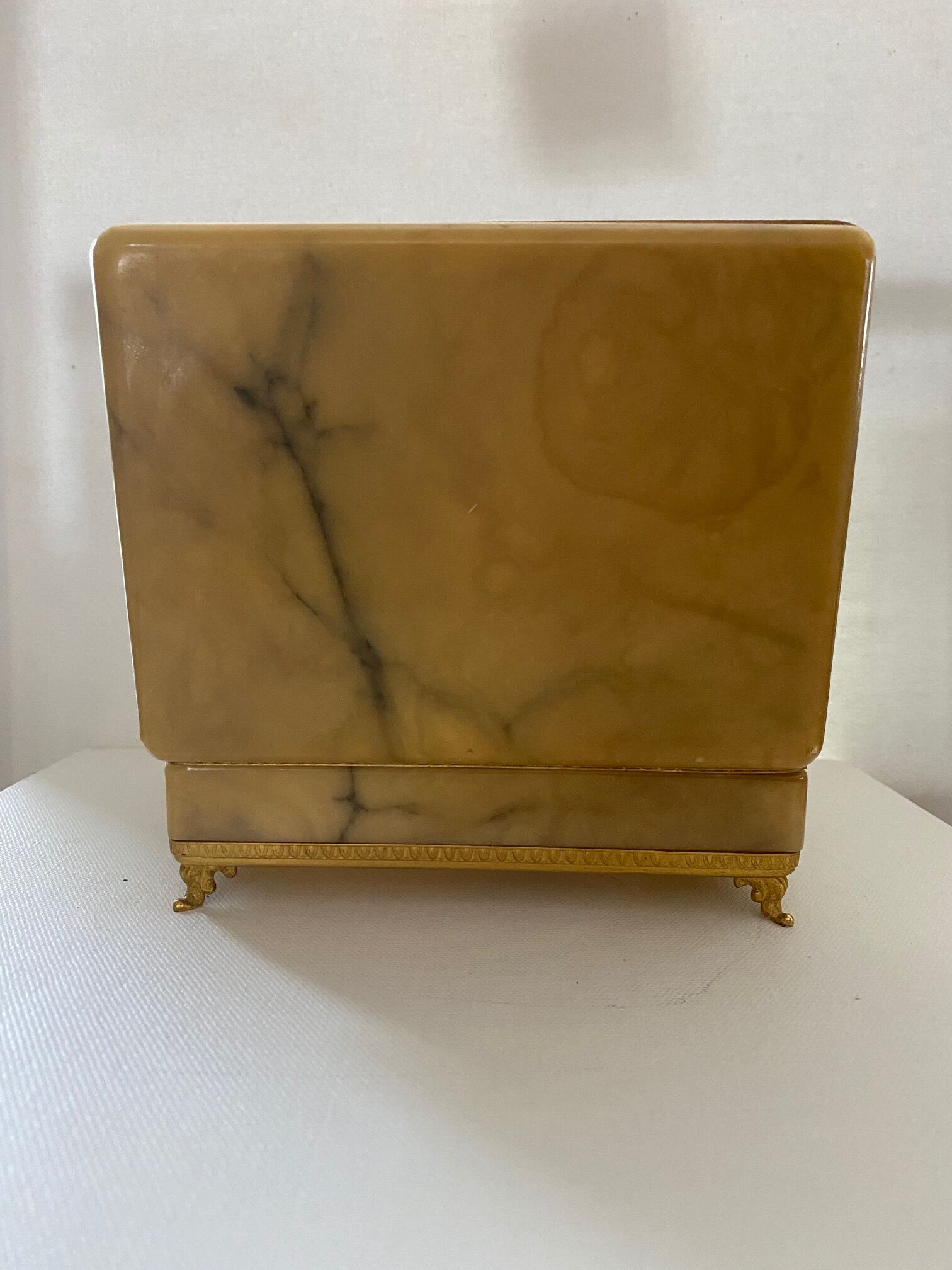 Jewelry box in natural albatre