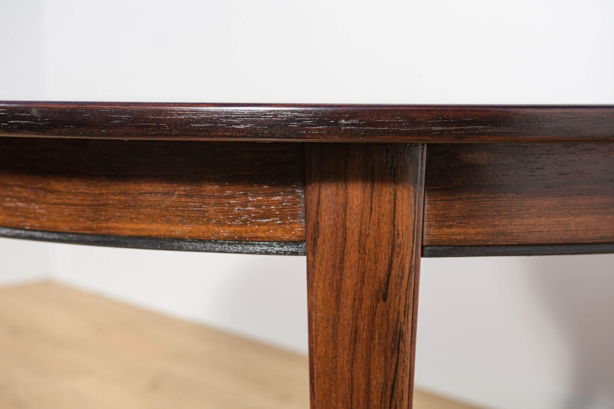 Table à manger ronde en palissandre de style mid-century moderne modèle 55 par Gunni Omann pour Omann Jun, Danemark, années 1960.