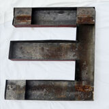 Lettre d'enseigne en zinc E ancienne