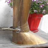 umbrella-carrying boot