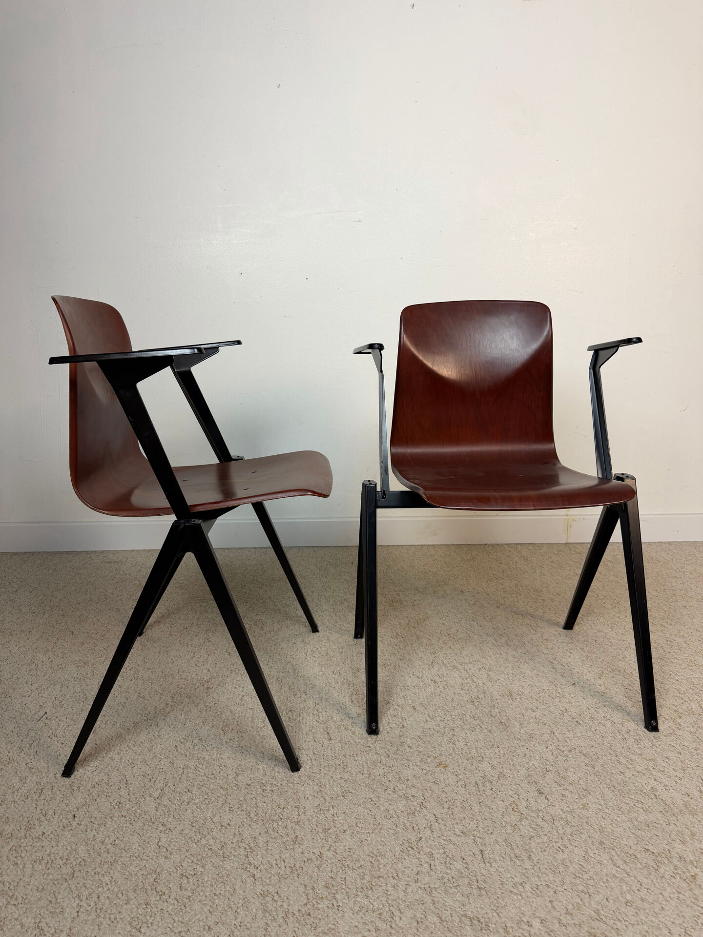 Paire de chaises éditées par Cartel de Belleville.