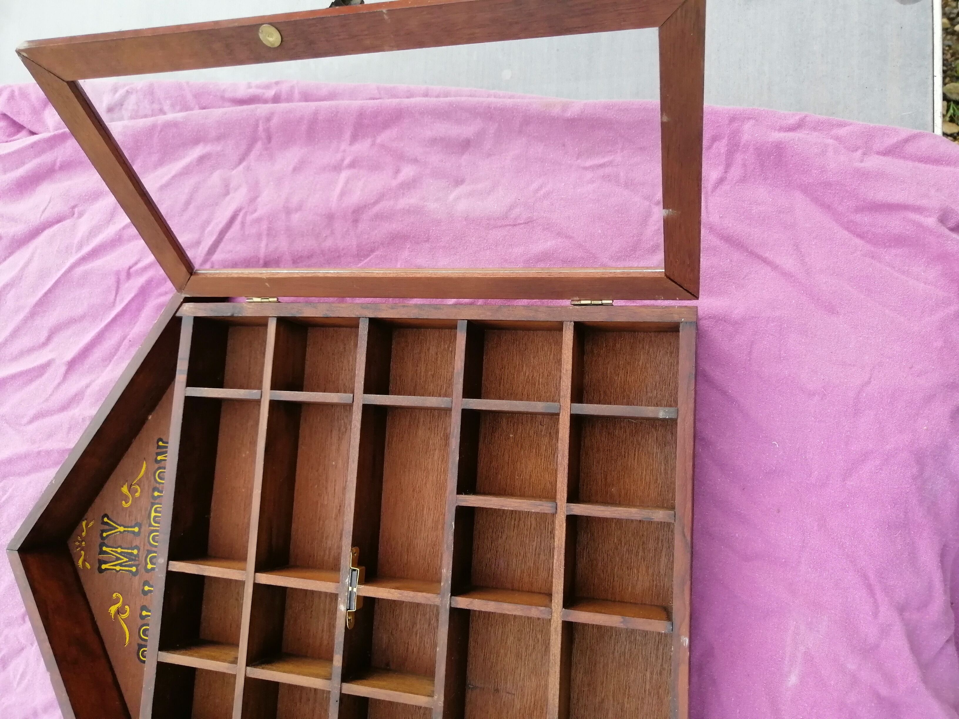Vitrine pour miniature style chalet en bois vintage mural