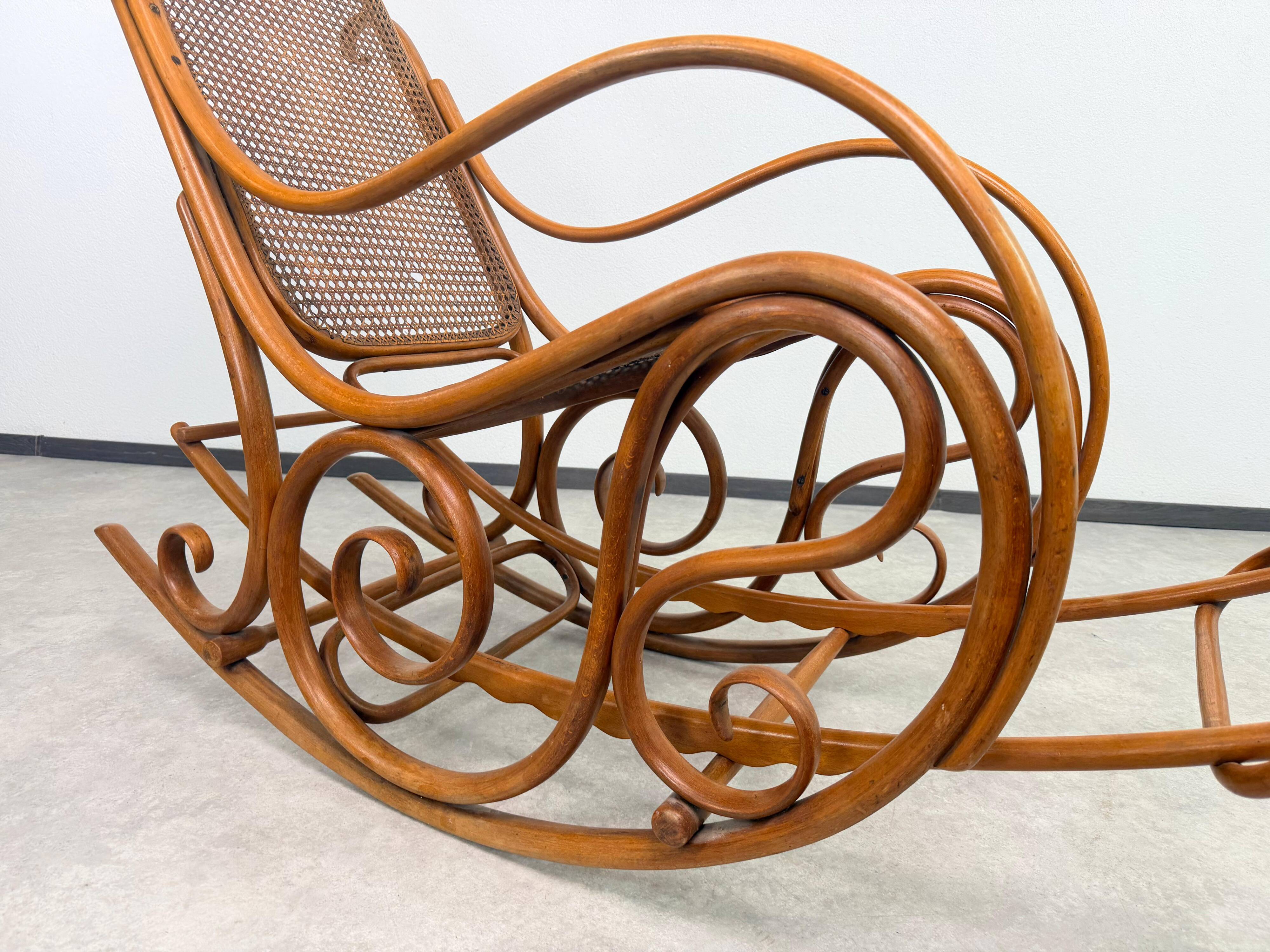 Grand fauteuil à bascule Thonet no.7021B
