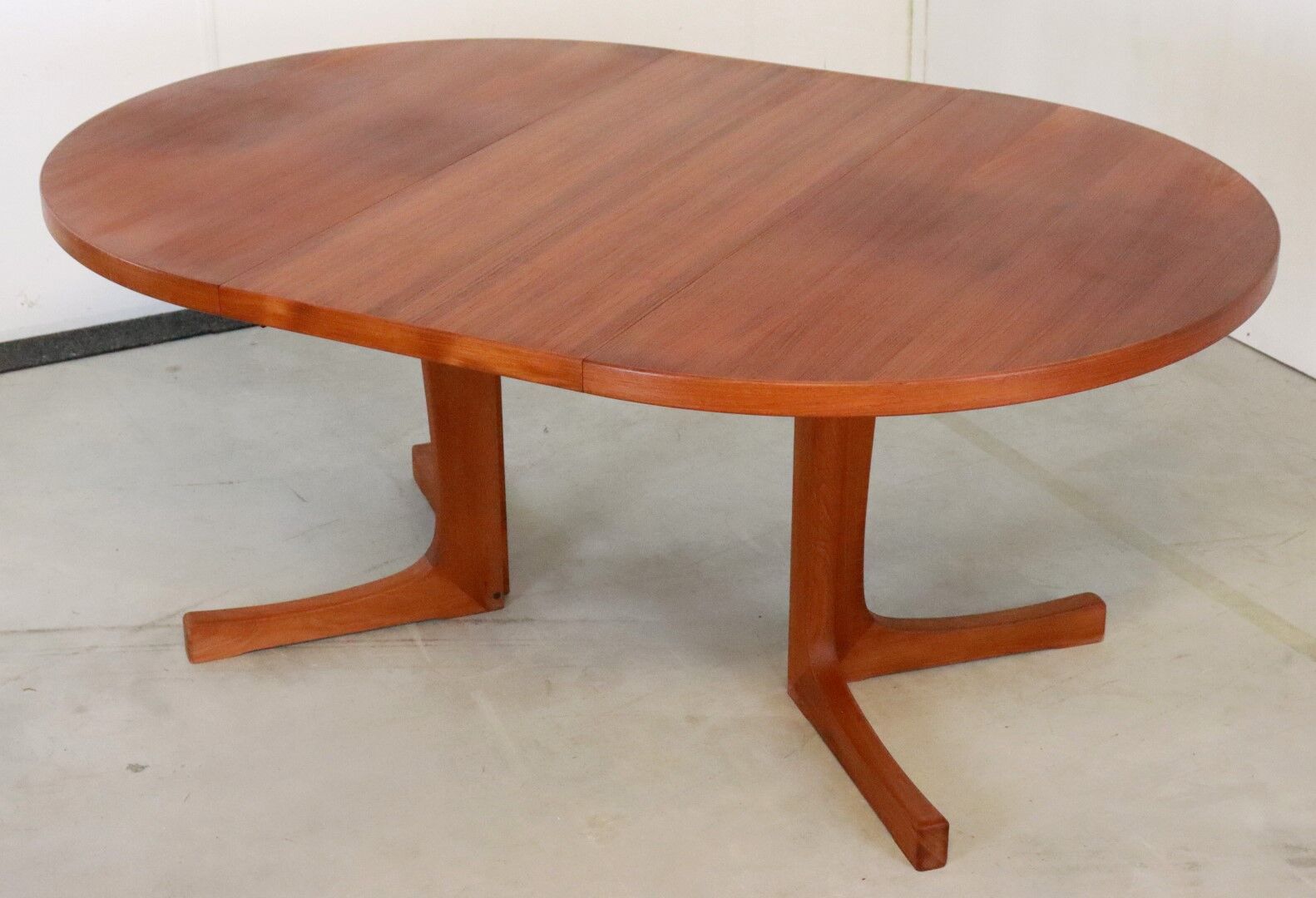 Danish design round dining table 2x extendable 'mejls'
